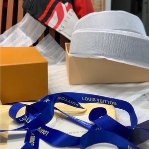 Louis Vuitton belt with box